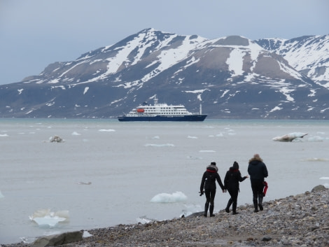 HDS06-19, DAY 04, MiriamVermeij-0107-Hondius and people - Oceanwide Expeditions.jpg