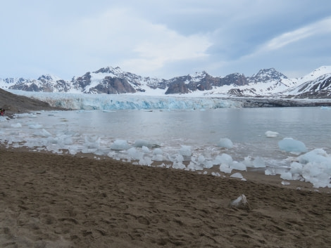 HDS06-19, DAY 04, MiriamVermeij-0107-Glacier 1 - Oceanwide Expeditions.jpg