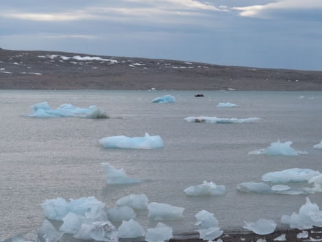 HDS06-19, DAY 04, MiriamVermeij-0107-Ice and zodiac 2 - Oceanwide Expeditions.jpg