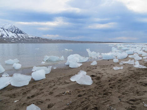 HDS06-19, DAY 04, MiriamVermeij-0107-Ice on beach - Oceanwide Expeditions.jpg