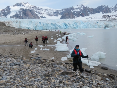 HDS06-19, DAY 04, MiriamVermeij-0107-Glacier and people - Oceanwide Expeditions.jpg