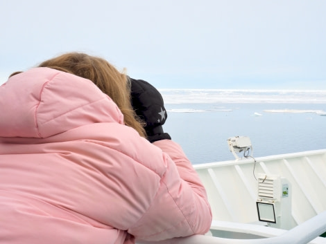 HDS09-19 DAY 04 Cornejo-Kid staring at bear - Oceanwide Expeditions.jpg