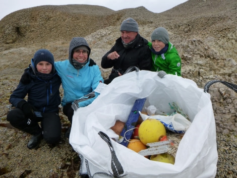 Clean up Svalbard © Catherine Buckland - Oceanwide Expeditions