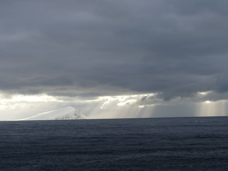 OTL28-20, 01 Mar, Sea, sky & ice, Victoria Salem - Oceanwide Expeditions.jpg