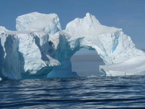 Huge iceberg by Petermann Island © Ria van Zessen - Oceanwide Expeditions,jpg