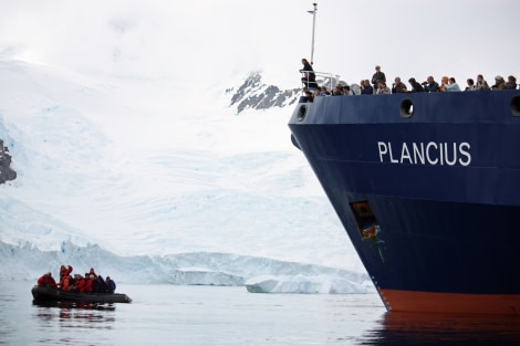 Zodiac cruising in Antarctica © Femke Wolfert - Oceanwide Expeditions (6).jpg