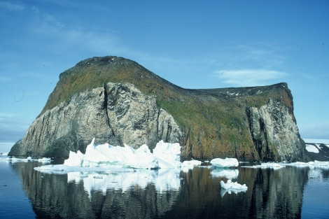 Rubini Rock on Hooker Island © Ko de Korte - Oceanwide Expeditions.JPG