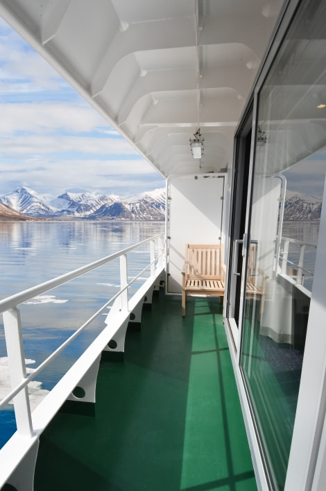 Grand Suite Balcony, Hondius © Geert Kroes - Oceanwide Expeditions.jpg