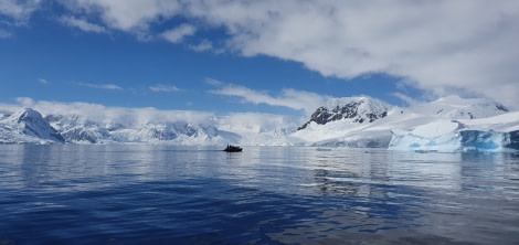 HDS23-21, Zodiak in paradise 21 Dec © Keirron Tastagh - Oceanwide Expeditions.jpeg