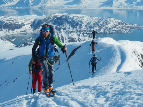 HDS01-22_Day 2 Skiers Day 2 - hiking at the top - Andy Perkins © Andy Perkins - Oceanwide Expeditions.jpg