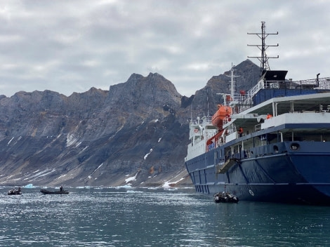 OTL10-22, Day 8, Ortelius at Burgerbukta - Miriam Vermeij © Miriam Vermeij - Oceanwide Expeditions.jpg