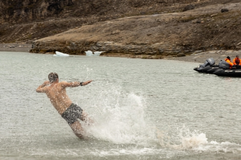 HDS10x23, Day 4, Swimming 2 © Unknown photographer - Oceanwide Expeditions.jpg