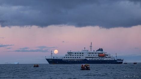 HDS25-24, Day 9, After dinner Zodaic cruise © Sara Jenner - Oceanwide Expeditions.jpg