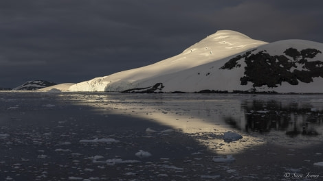 OTL32-24, Day 4, Lemaire Channel 2 @  Sara Jenner - Oceanwide Expeditions.jpg