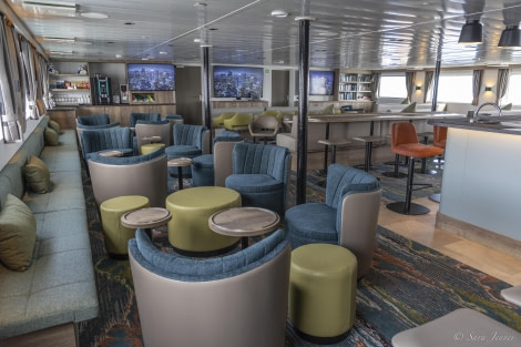 Ortelius, observation lounge and bar (3) © Sara Jenner - Oceanwide Expeditions.jpg