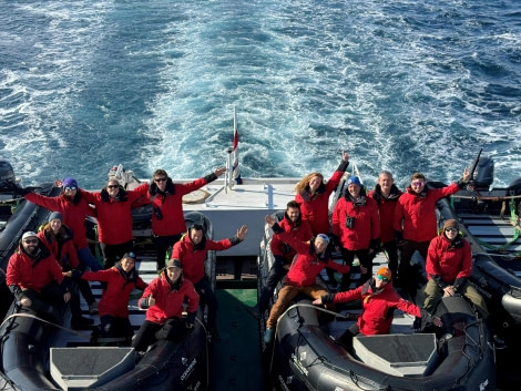 HDS05-24, Day 10, Team photo © Unknown photographer - Oceanwide Expeditions.jpg