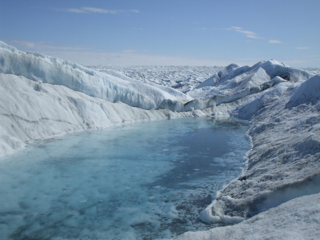 Ice streams and lakes under the Greenland Ice Sheet