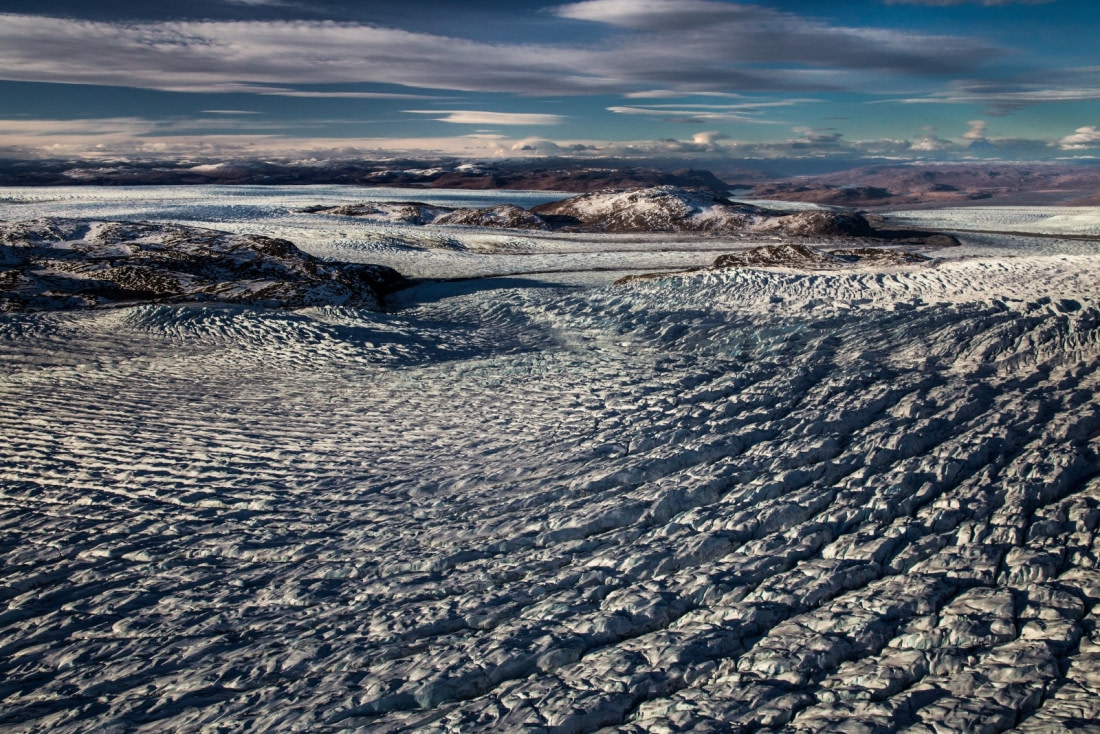 Ice streams and lakes under the Greenland Ice Sheet