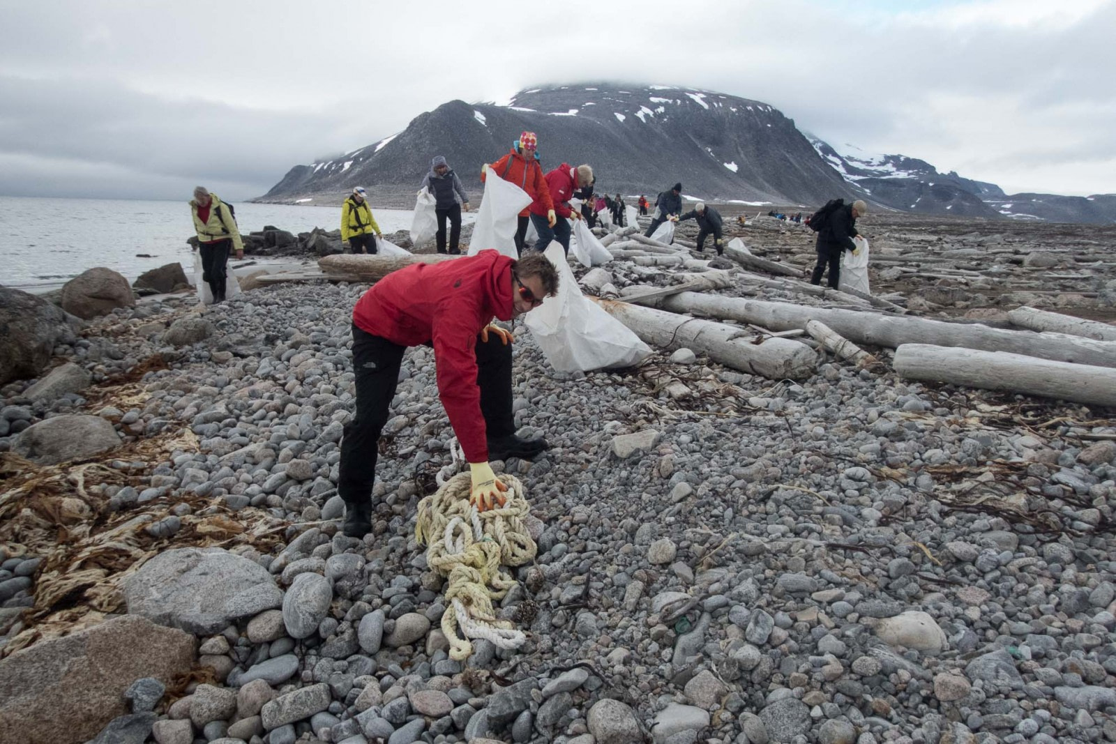Svalbard clean up © Arjen Drost - Oceanwide Expeditions