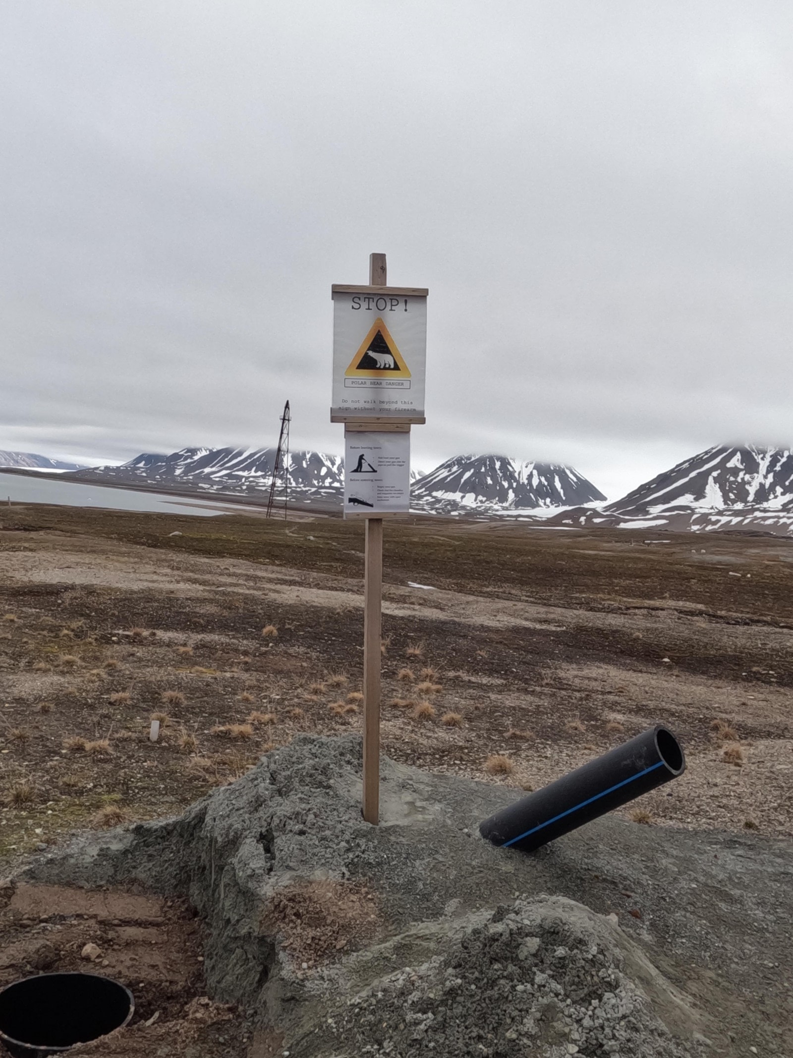 Stop sign at Ny-Alesund, Svalbard | Oceanwide Expeditions