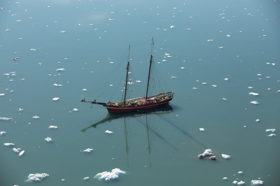 sv Noorderlicht at Ossian Sarsfjallet, Kongsfjord, Spitsbergen © Arjen Drost-Oceanwide Expeditions