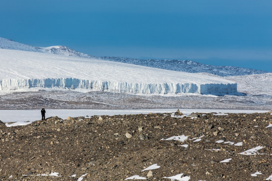 gallery_ross sea_taylor valley_dry valleys (c) rolf stange-oceanwide expeditions (8).jpg