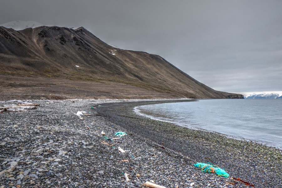 cleanup BEFORE © Alex Chavanne - Oceanwide Expeditions.jpg