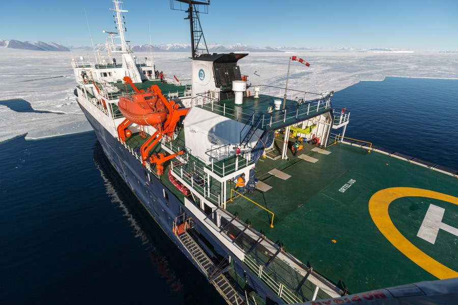 gallery_ross sea_taylor valley_dry valleys_ortelius (c) rolf stange-oceanwide expeditions (1).jpg