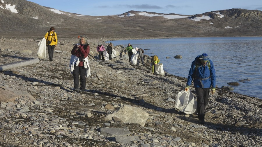 Spitsbergen, Clean up Svalbard, Polar Bear Special, August © Mick Brown-Oceanwide Expeditions (2)