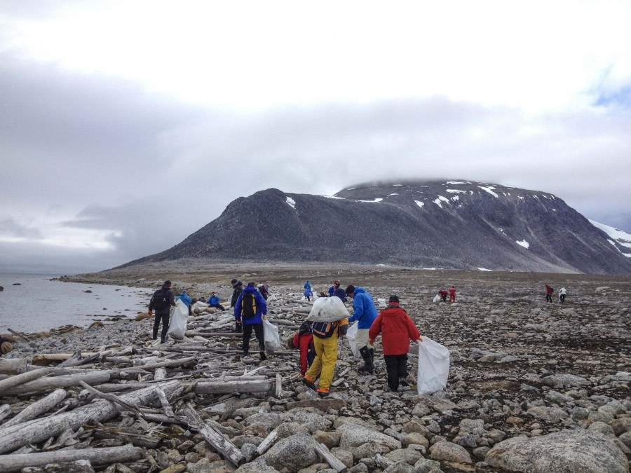 OTL08-16_Clean up Svalbard © -Oceanwide Expeditions (8).jpg