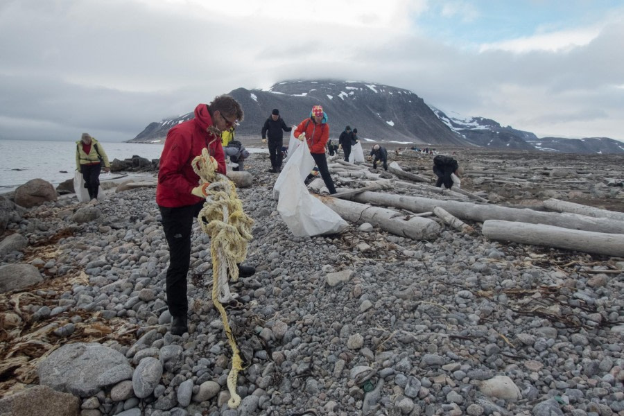 OTL08-16_Clean up Svalbard © Arjen Drost-Oceanwide Expeditions (2).jpg