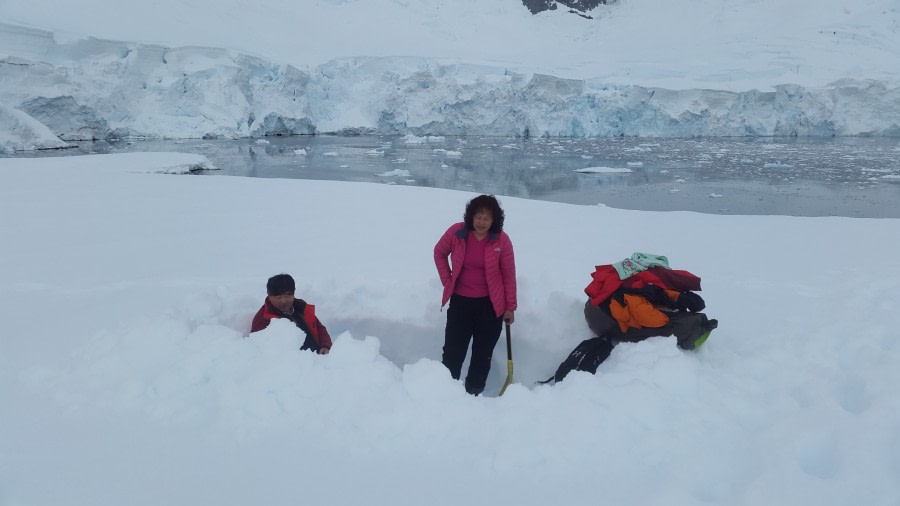 Camping digging sleeping area © Oceanwide Expeditions.jpg