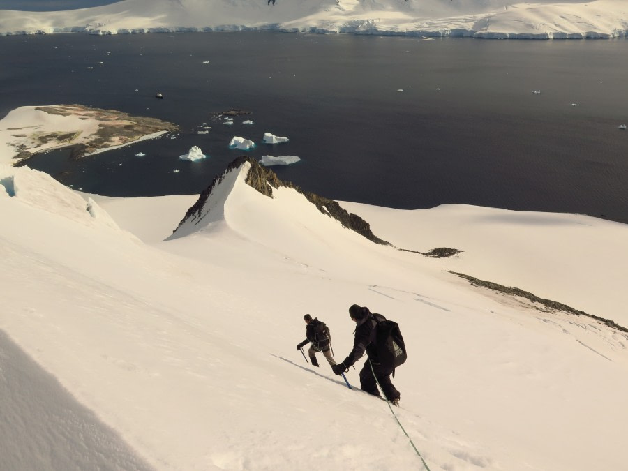 PLA30-17_20170313_Jabet7 Descending on sun softened snow slopes to the Col_Mal-Oceanwide Expeditions.JPG