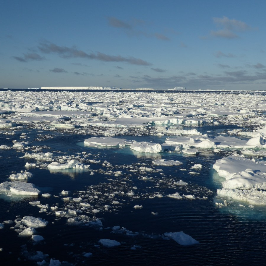 OTL27-17_24Jan, Day 12 Victoria Salem. After dinner ice scape-Oceanwide Expeditions.JPG