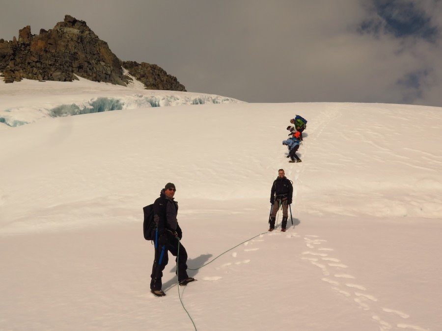 PLA30-17_20170313_ Jabet6 Negotiating the summit ice cap Bergshrund_Mal Haskins-Oceanwide Expeditions.JPG