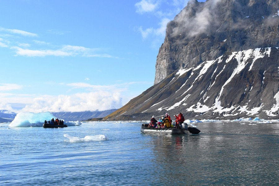 Hornsund, zodiac cruise © Geert Kroes - Oceanwide Expeditions.jpg