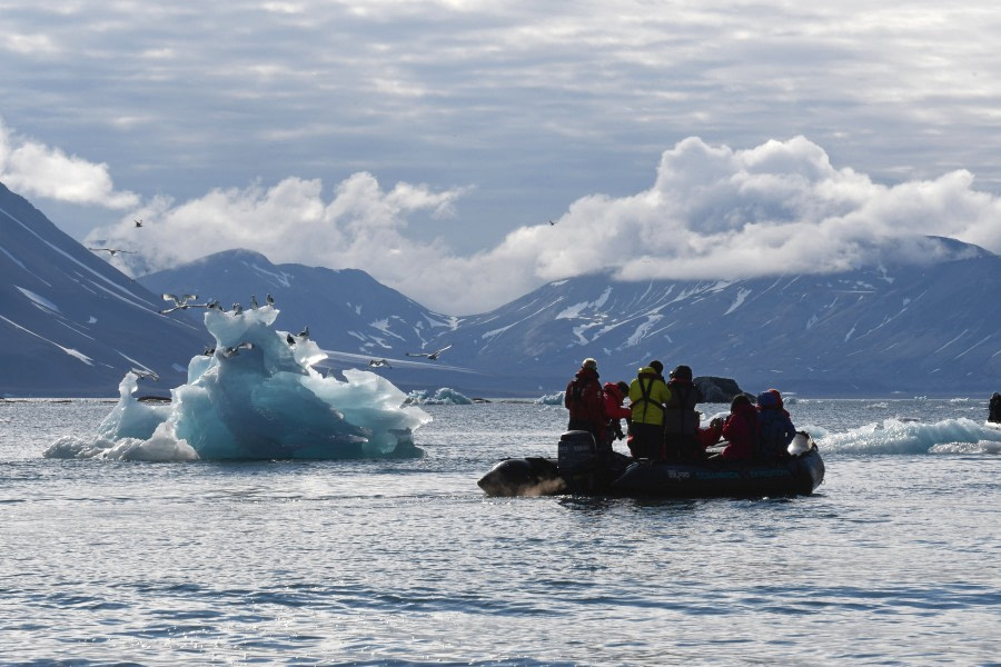 Hornsund, zodiac cruise © Geert Kroes - Oceanwide Expeditions.jpg