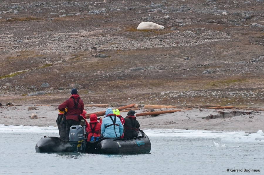 Phipps- und Martensøya (Siebeninseln), Minebukta (Nordaustland), Grillabend im Freien