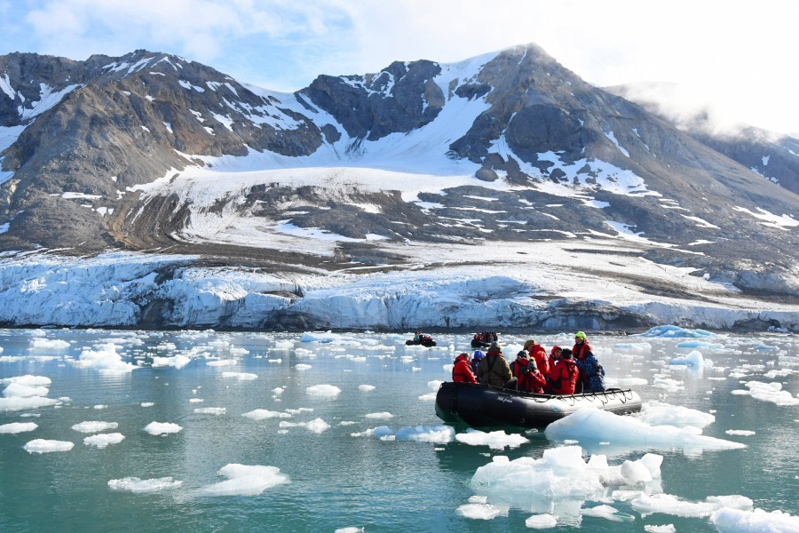 Hornsund, zodiac cruise © Geert Kroes - Oceanwide Expeditions.jpg