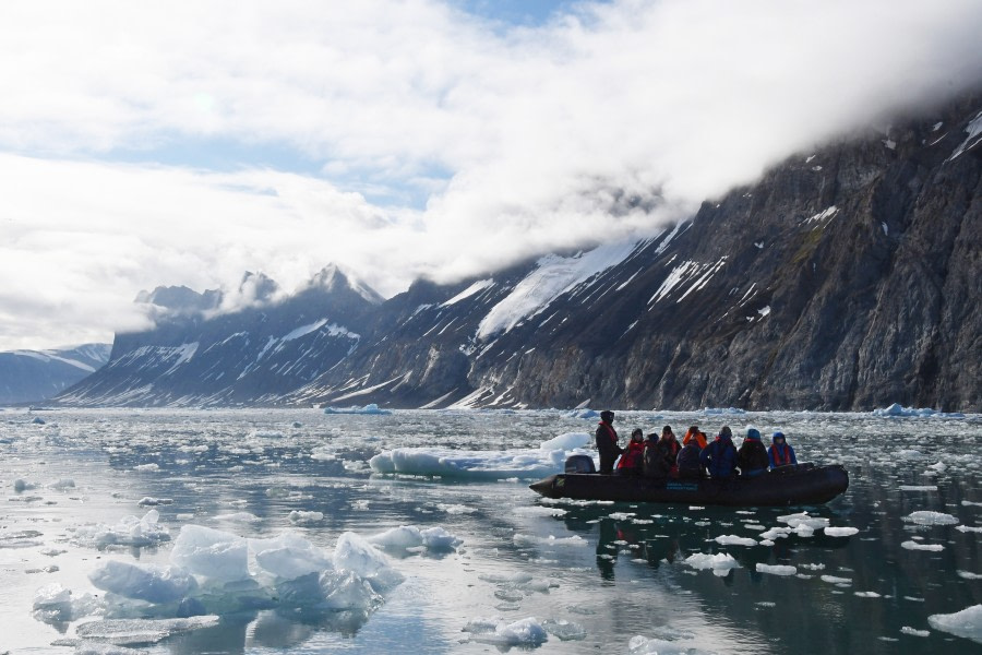 Hornsund, zodiac cruise © Geert Kroes - Oceanwide Expeditions.jpg