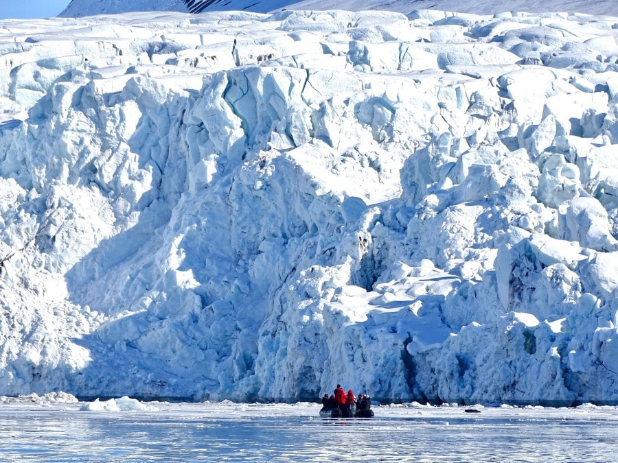 Glacier, Zodiac cruising, Svalbard, Juli © Nikki Born-Oceanwide Expeditions.jpg