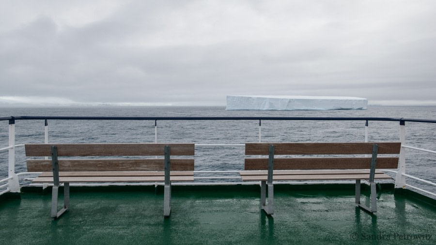 OTL25-18, Day 13, 20171228_SandraPetrowitz_Lookout_Benches_© Oceanwide Expeditions.jpg