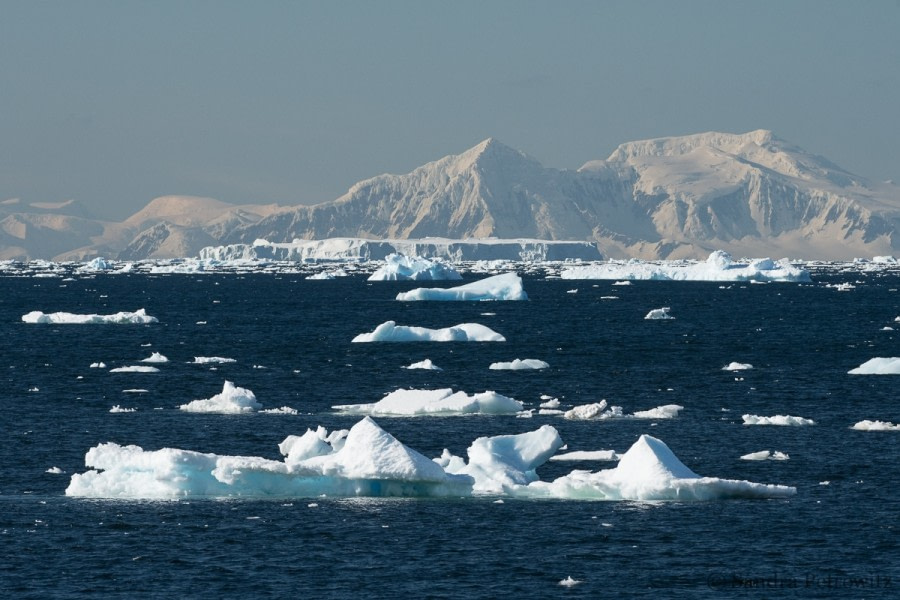 OTL26-18, Day 4 20180106_SandraPetrowitz_Approaching_© Oceanwide Expeditions.jpg