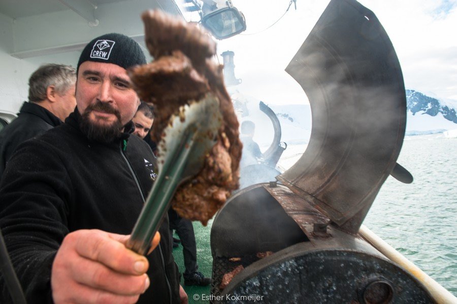 PLA25-17, 2018-01-01 Danco Island - BBQ - Esther Kokmeijer-31_© Oceanwide Expeditions.jpg