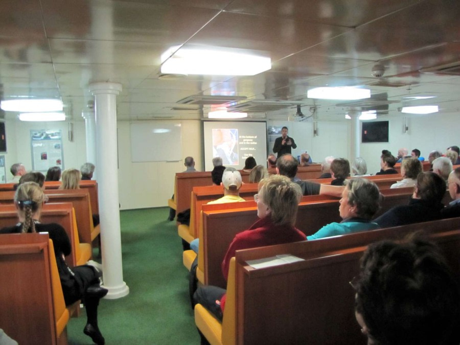 OTL28-18_Zodiac briefing © Oceanwide Expeditions.jpg