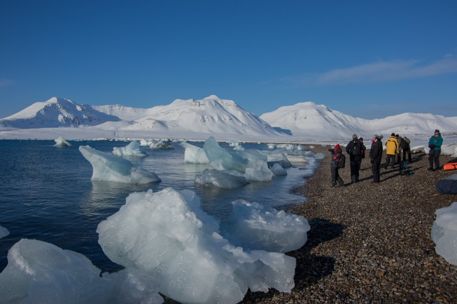 Hiking, Arctic spring © Jörg Berning - Oceanwide Expeditions