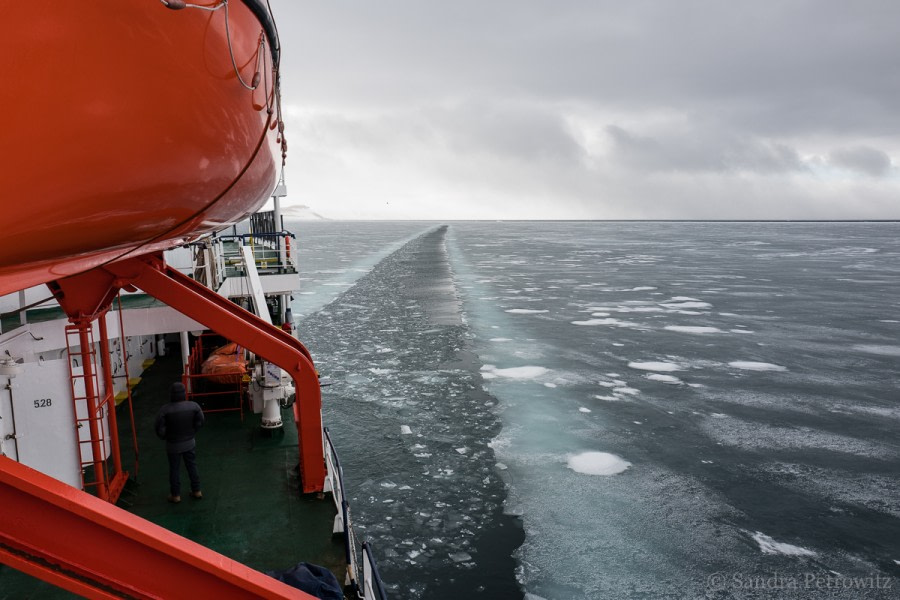 OTL04-18 20180607_Wahlenbergfjorden_Ship_SandraPetrowitz-Oceanwide Expeditions.jpg