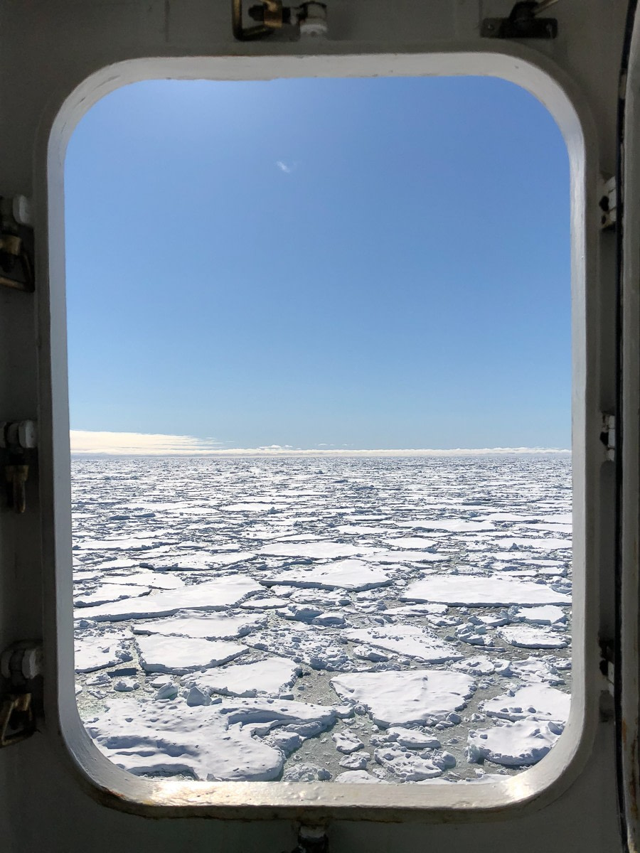 OTL02-18 20180526_Window_ChristopeGouraud-Oceanwide Expeditions.jpg