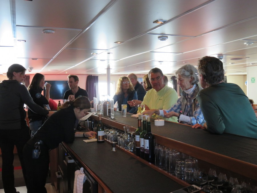OTL09-18, Day 7 guests bar-Oceanwide Expeditions.JPG