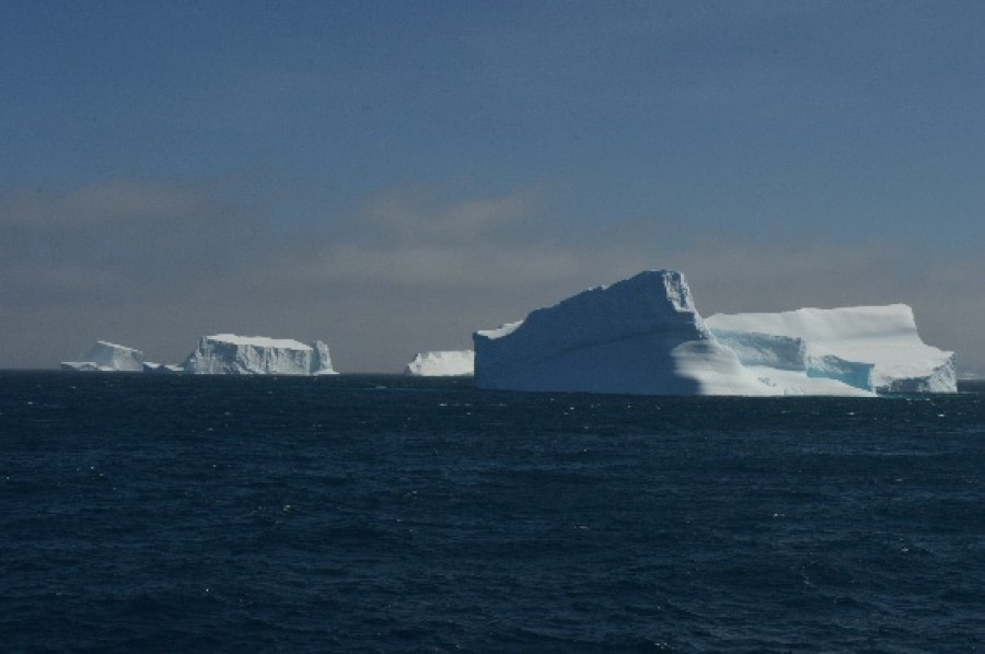 PLA23-18, 14 DEC, Icebergs -Oceanwide Expeditions.jpg